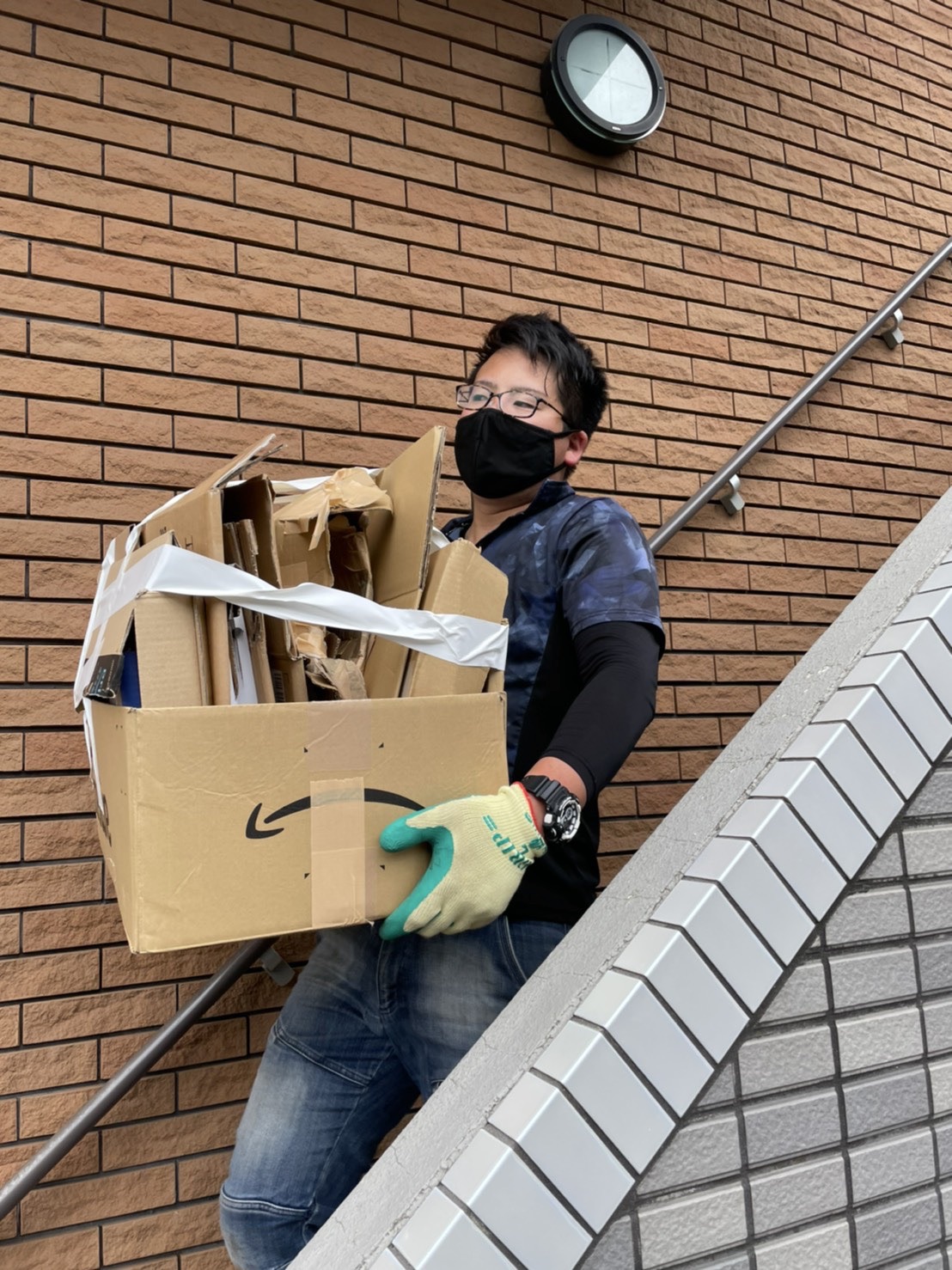 階段運搬も安全第一