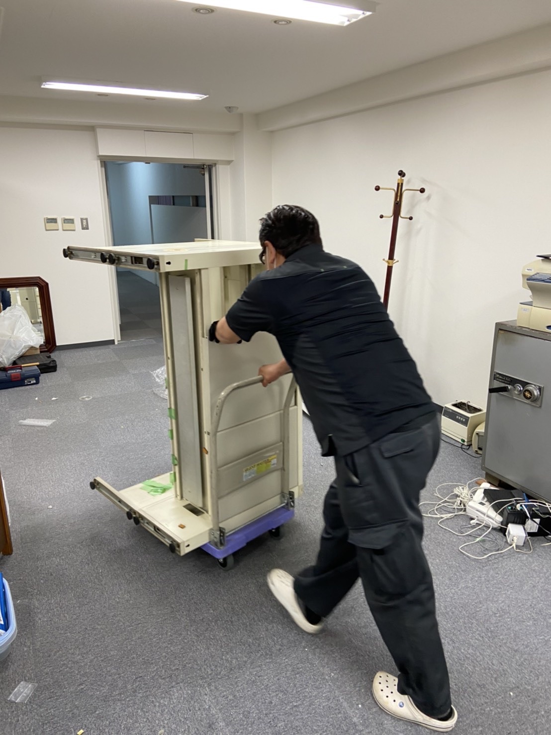 室内から台車搬出